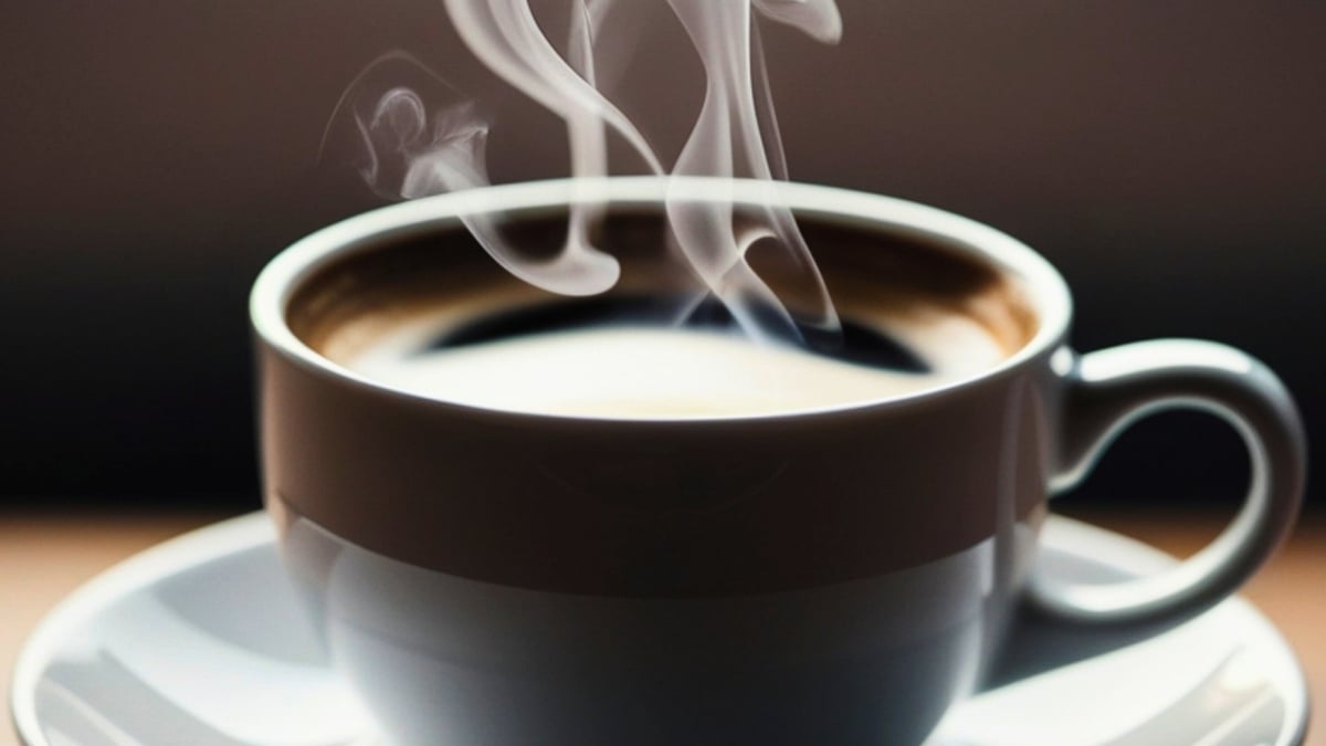 Steamrisingfromabrowncoffeecup