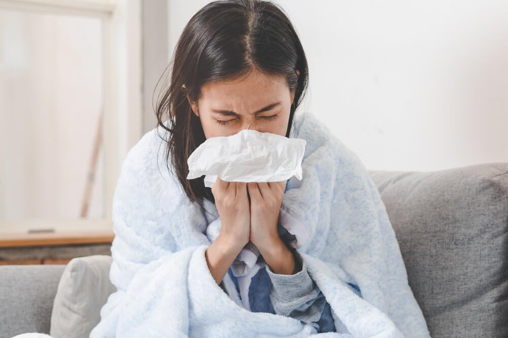 Why do we get sick more often in winter? (Photo: Shutterstock/Pormezz) צינון תרופות סבתא