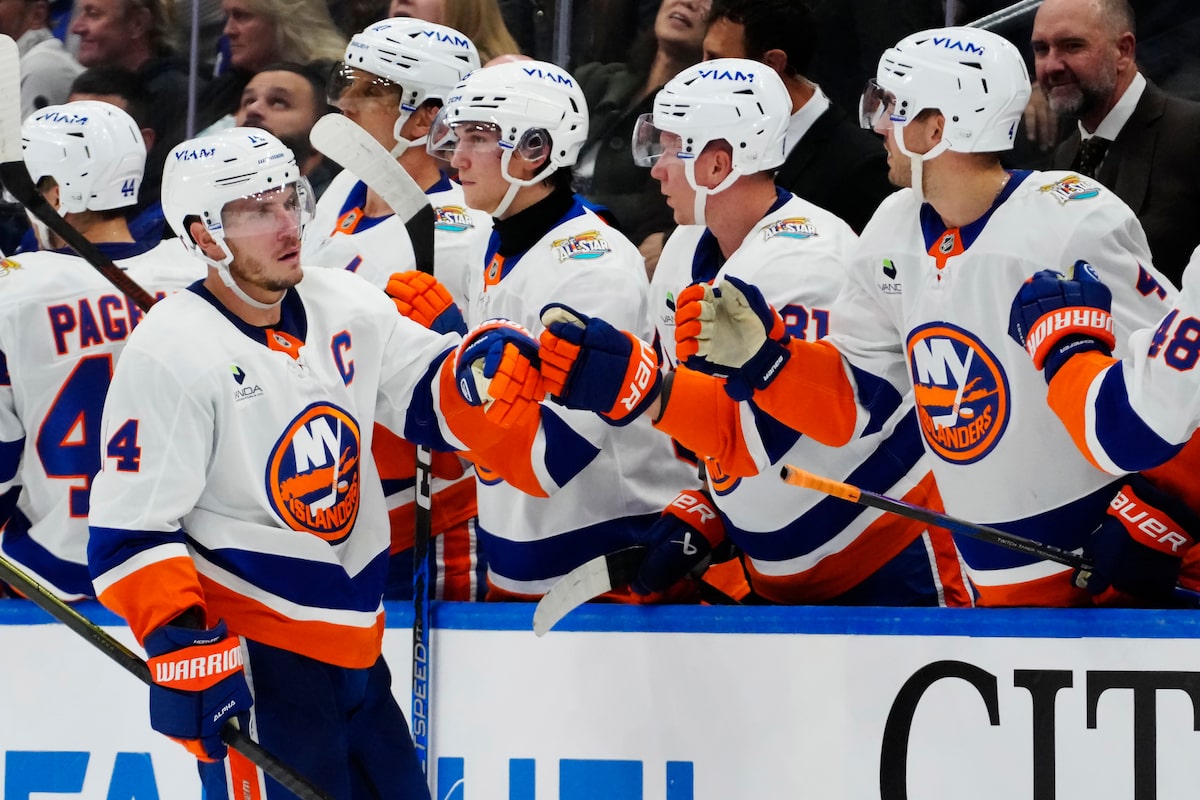 Horvat leads Islanders past Maple Leafs 4-1 as Toronto loses third straight