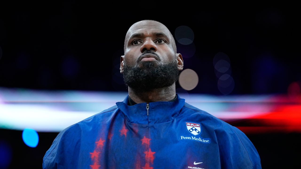 LeBron James tosses chalk, gets 76ers intro for first time in Philadelphia