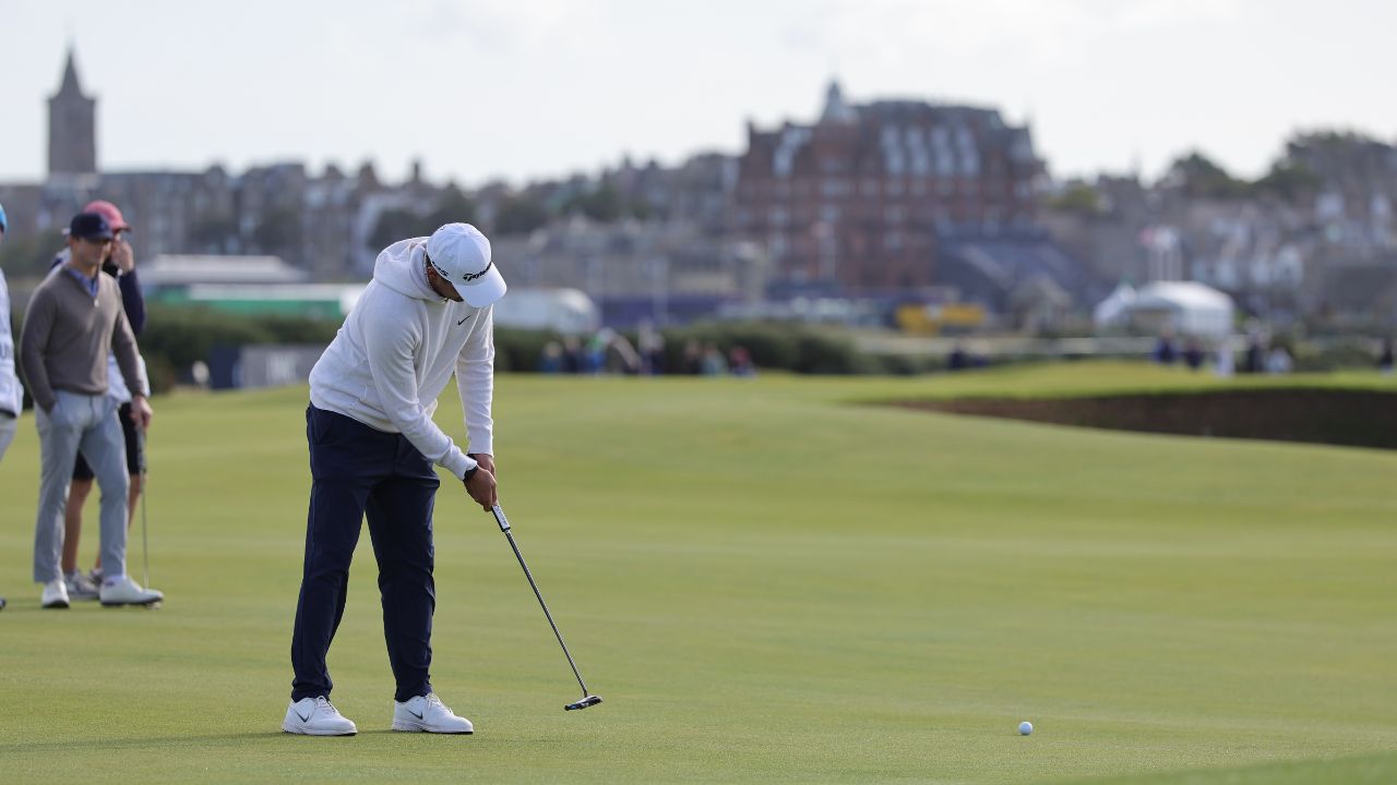 Casey Jarvis holes out for eagle and builds a two-shot lead in the Dunhill Links