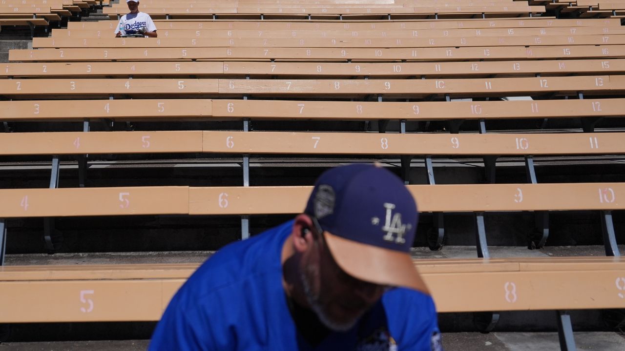 Blazing heat bears down on Braves-Dodgers NLDS opener in Los Angeles