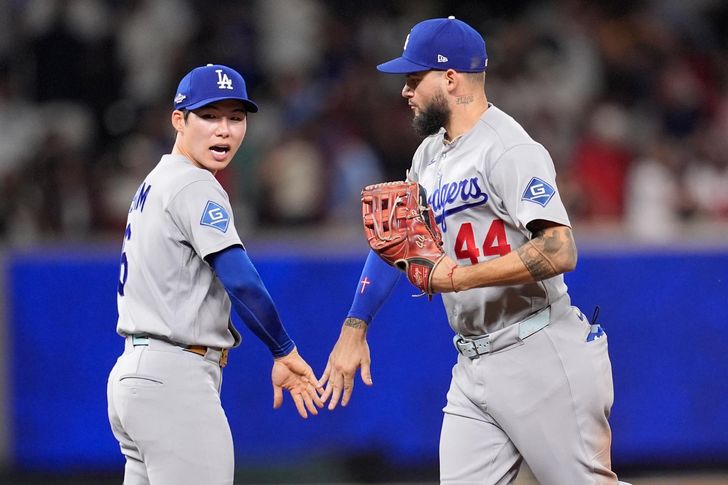 Los Angeles Dodgers shortstop Kim Hye-seong and Los Angeles Dodgers center fielder Andy Pages celebrate winning Game 4 of baseball's National League Division Series, against the Atlanta Braves, Oct. 7, in Atlanta. AP-Yonhap