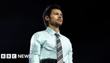 Harry Styles debuts emotional new song dedicated to Liam Payne - BBC