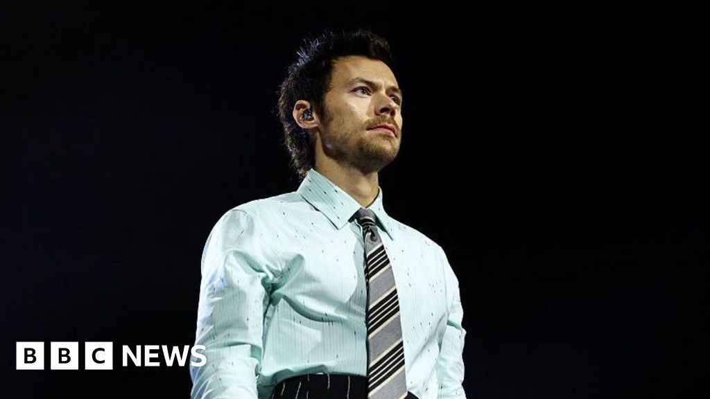 Harry Styles debuts emotional new song dedicated to Liam Payne - BBC
