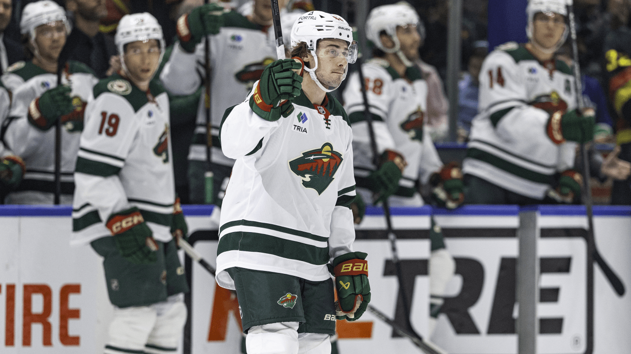 Hughes hears boos, cheers during Vancouver homecoming with Wild