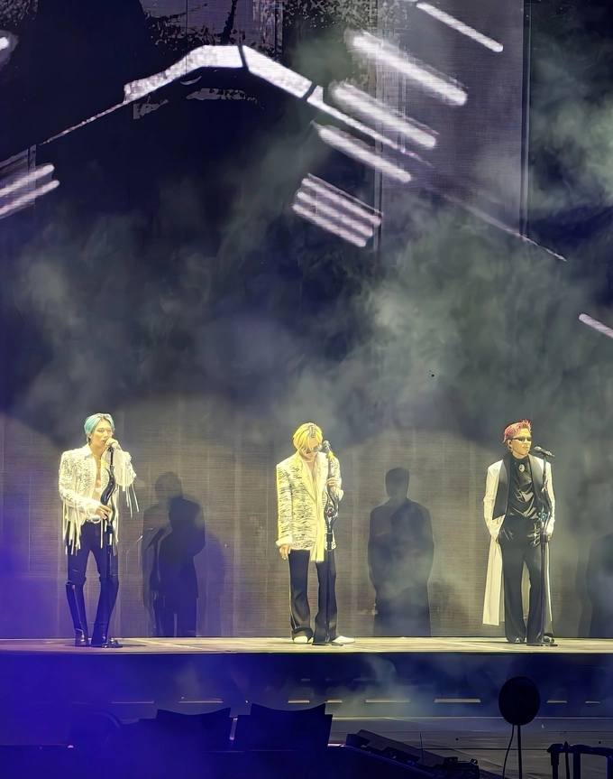Ba thành viên BigBang (từ trái qua): Daesung, G-Dragon, Taeyang trên sân khấu đêm concert đầu tiên tại Hà Nội.