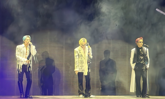 BigBang takes Hanoi fans down memory lane with two decades of hits