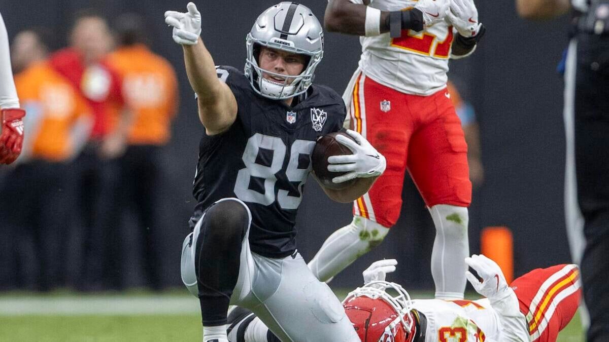 NFL Week 4 player prop bets, odds: Raiders' Brock Bowers among best anytime TD bets