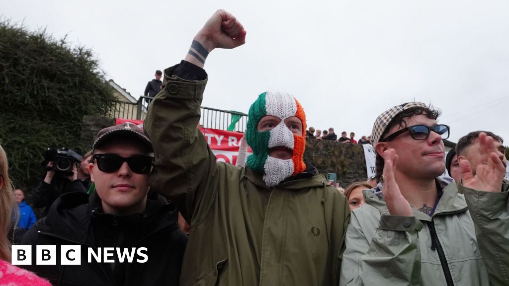 Drumcree: Kneecap visit Garvaghy Road to show support for residents - BBC