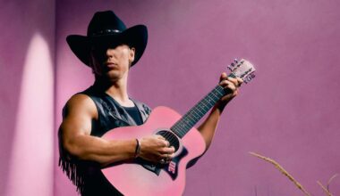 Guitar instead of the accelerator: Racing Bulls driver Liam Lawson on stage - Formula 1