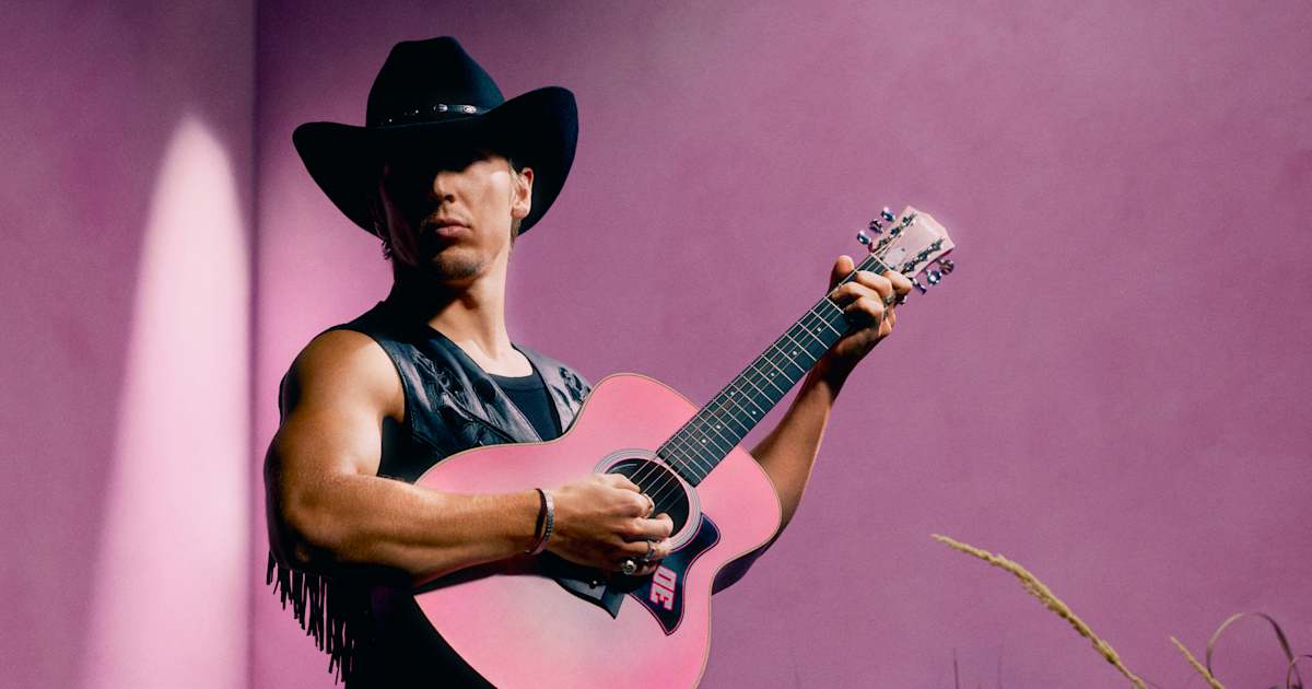 Guitar instead of the accelerator: Racing Bulls driver Liam Lawson on stage - Formula 1