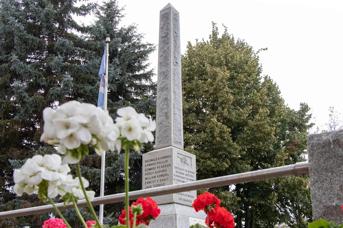 Edmonton's 1920 Beverly cenotaph vandalized ahead of Nov. 11 memorial