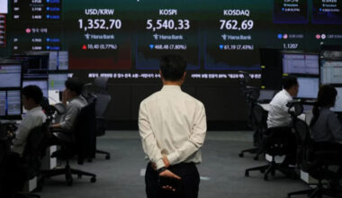 Tech sell-off gathers pace as chipmakers hammered