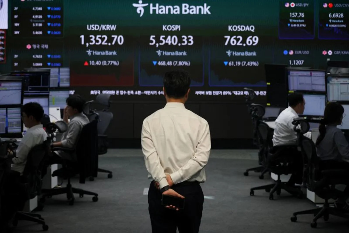 Tech sell-off gathers pace as chipmakers hammered