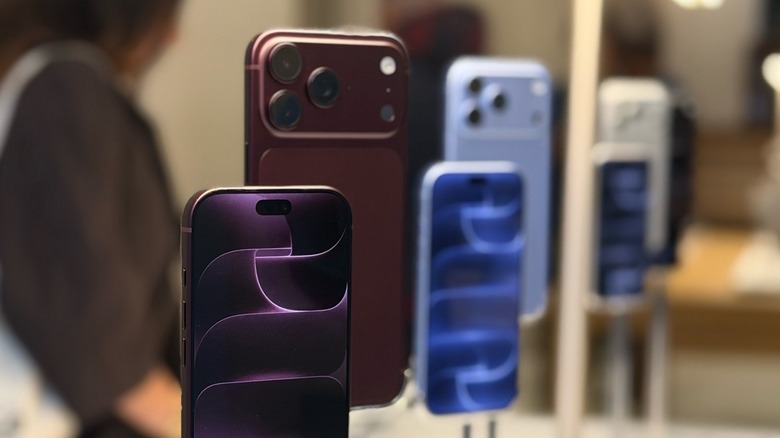 Close-Up of iPhone 18 Pro models at an Apple Store