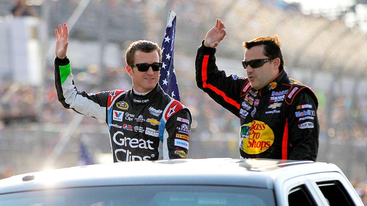 Kasey Kahne and Tony Stewart stand before the NASCAR Sprint Cup Series Bojangles' Southern 500 in Darlington.