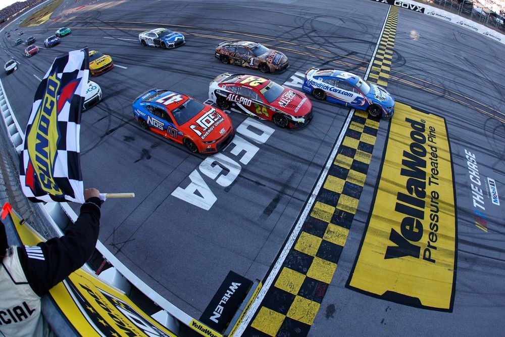 Kyle Larson wins, No. 5 Hendrick Motorsports Chevrolet