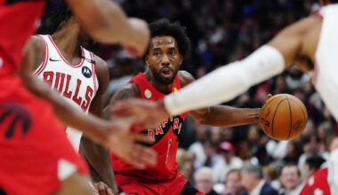 Kawhi Leonard helps Raptors rout Bulls in Toronto's NBA home opener