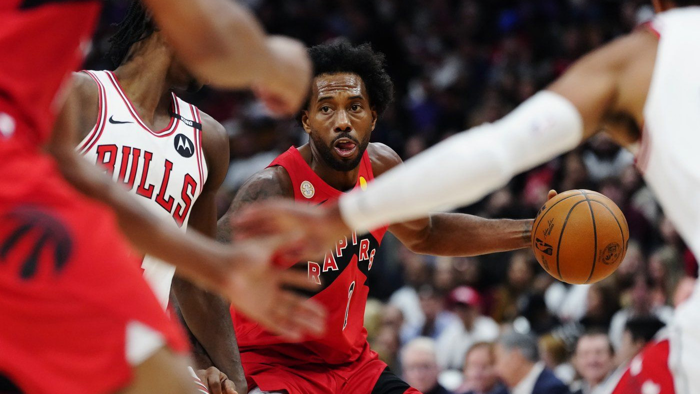 Kawhi Leonard helps Raptors rout Bulls in Toronto's NBA home opener