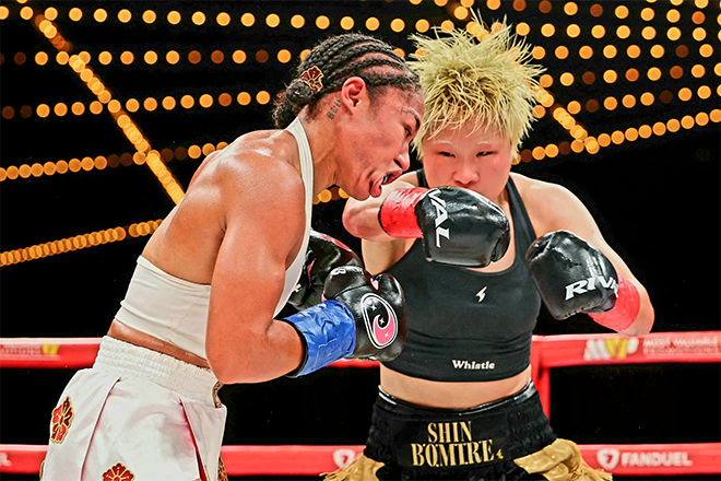 Challenger Sinbomire attacks World Boxing Association International Boxing Federation World Boxing Organization Women's Superfeatherweight/junior lightweight unified champion Alicia Baumgardner at Madison Square Garden in New York, U.S., April 2026. Photo = Getty Images= Courtesy of Yonhap News