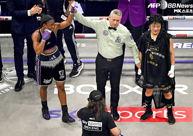 Challenger Sin Bommire is regretful after losing to world boxing council women's lightweight champion Caroline Dubois in March 2025 at the Royal Albert Hall in London. 사진=AFPBBNews=News1