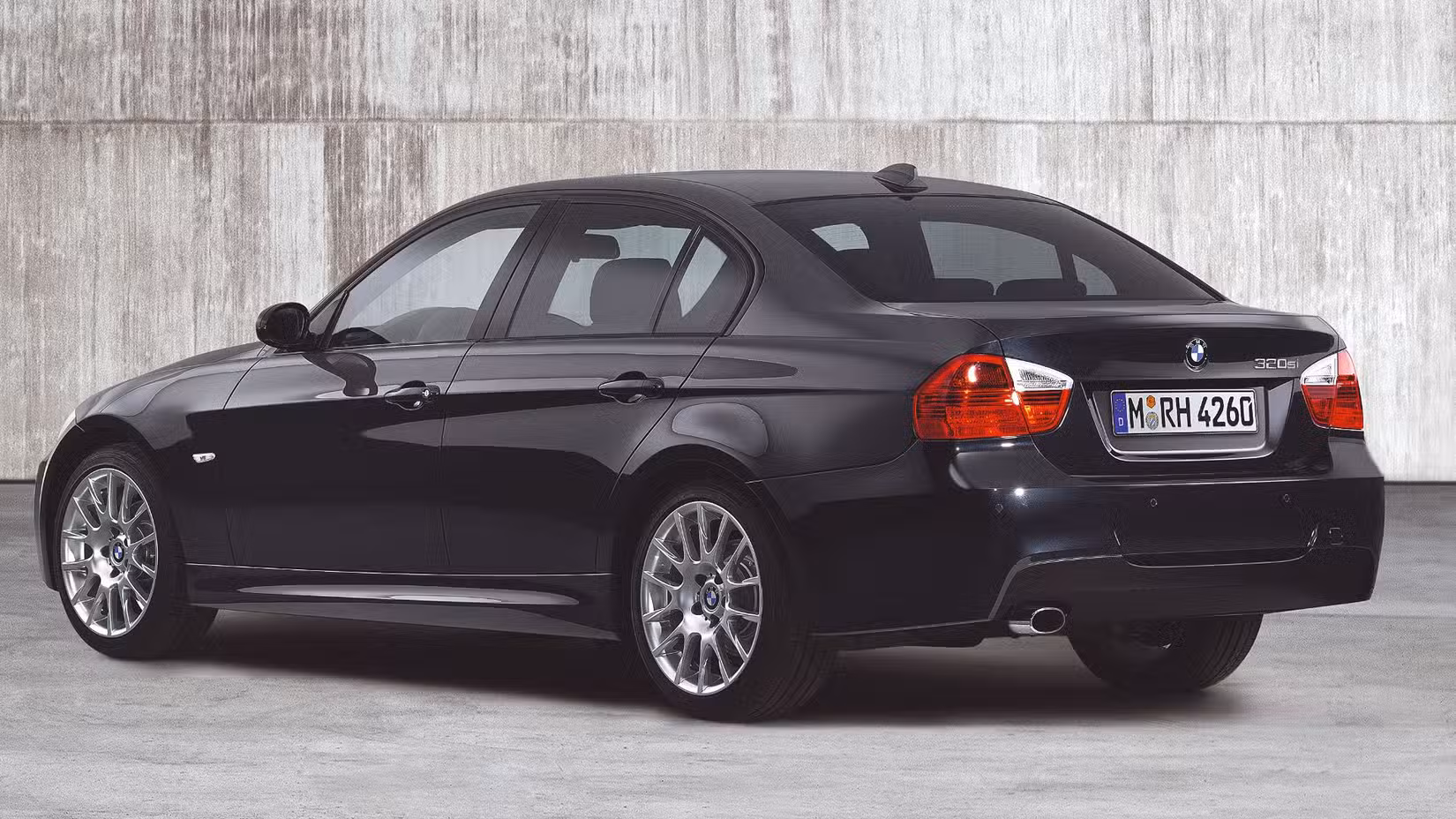 2005 BMW 320si rear quarter