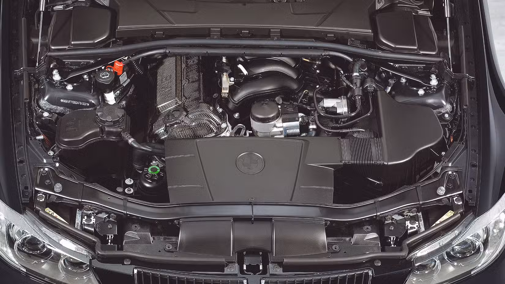 2005 BMW 320si engine bay