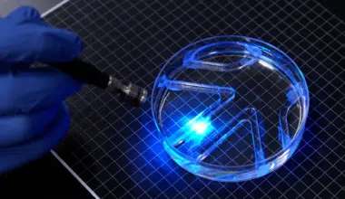 MIT scientists build a tiny robot that swims using living muscle cells
