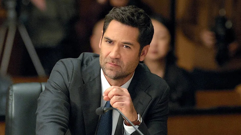 Manuel Garcia-Rulfo as Mickey Haller wearing suit and sitting in courtroom in The Lincoln Lawyer
