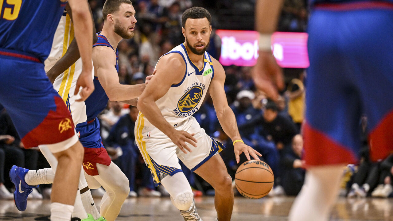 Curry's perfect shooting night helps Warriors earn 1st win