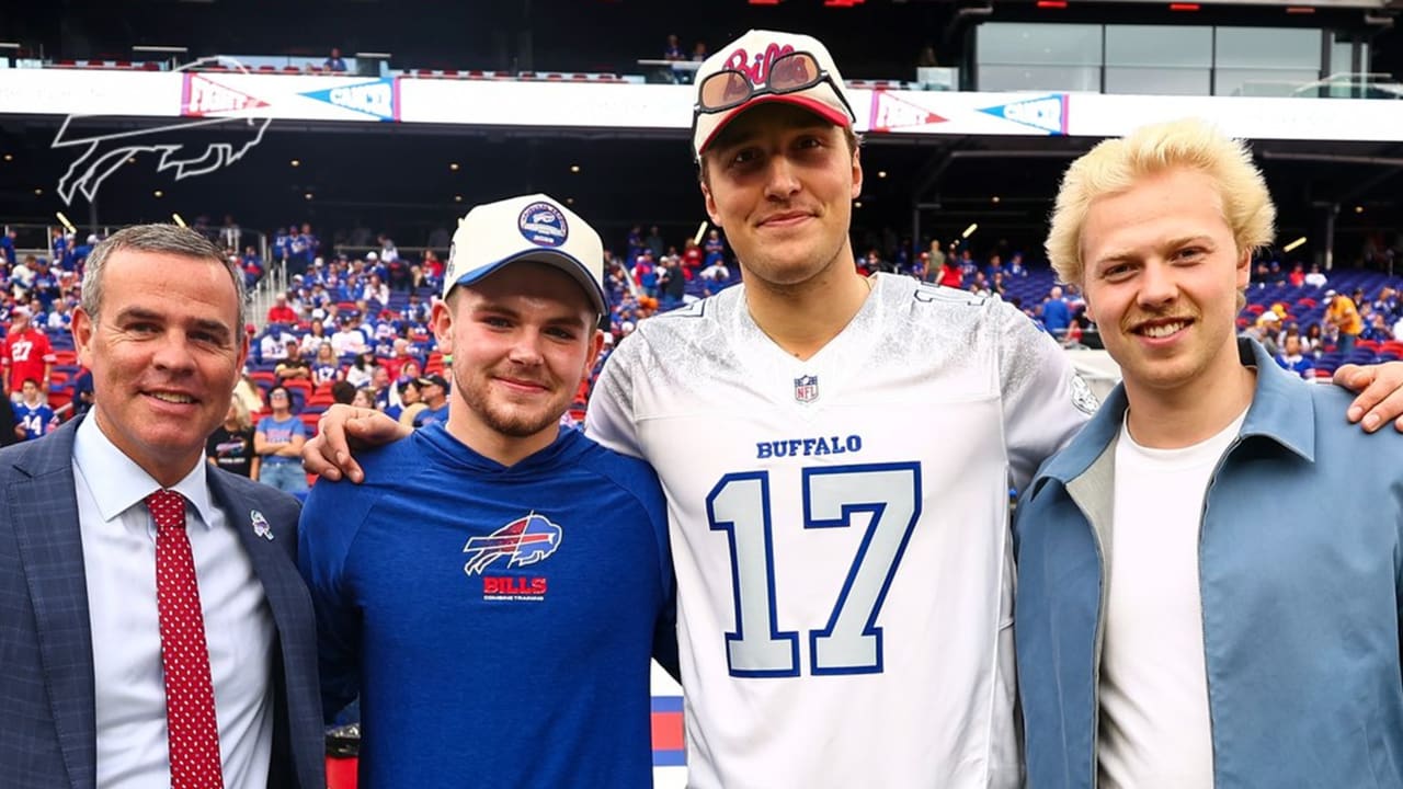 Benson retrieves opening kick tee at Bills game
