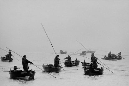 Fishermen in the Vigo estuary in 1988.