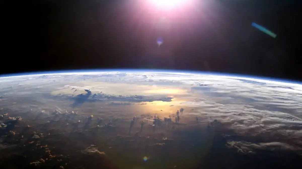 earth horizon over pacific ocean nasa iss 2003