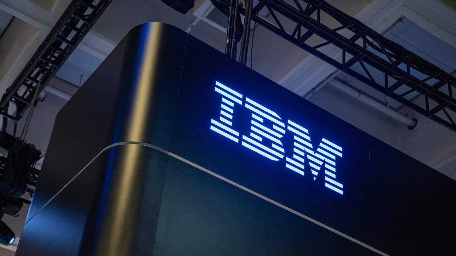 IBM's slowing cloud growth eclipses upbeat Q3 results