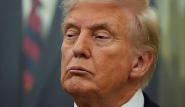 Dollar weakens as US Federal government ‘shut-down’ begins