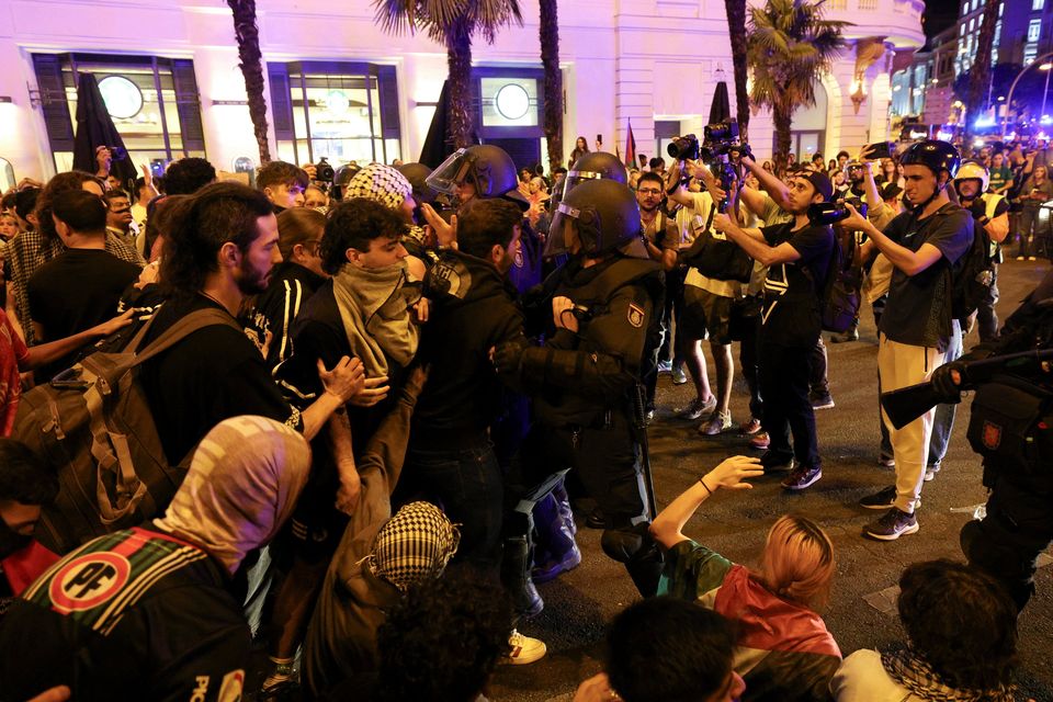 Demonstrators clash with police officers during a protest to condemn the Israeli forces' interception of some of the vessels of the Global Sumud Flotilla aiming to reach Gaza and break Israel's naval blockade, in Madrid, Spain, October 2, 2025. REUTERS/Juan Medina

