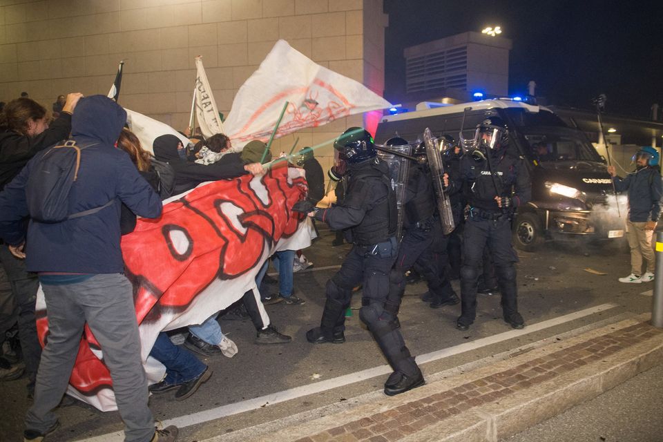 Pro-Palestinian demonstrators clash with riot police during a protest to condemn the Israeli forces' interception of some of the vessels of the Global Sumud Flotilla aiming to reach Gaza and break Israel's naval blockade, in Bologna, Italy, October 2, 2025. REUTERS/Michele Lapini