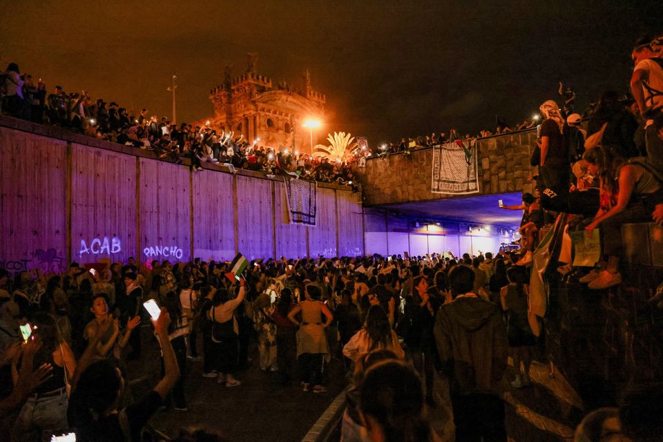 Pro-Palestinian demonstrators gather during a protest to condemn the Israeli forces' interception of vessels of the Global Sumud Flotilla aiming to reach Gaza and break Israel's naval blockade, near the port of Barcelona, Spain October 2, 2025. REUTERS/Nacho Doce
