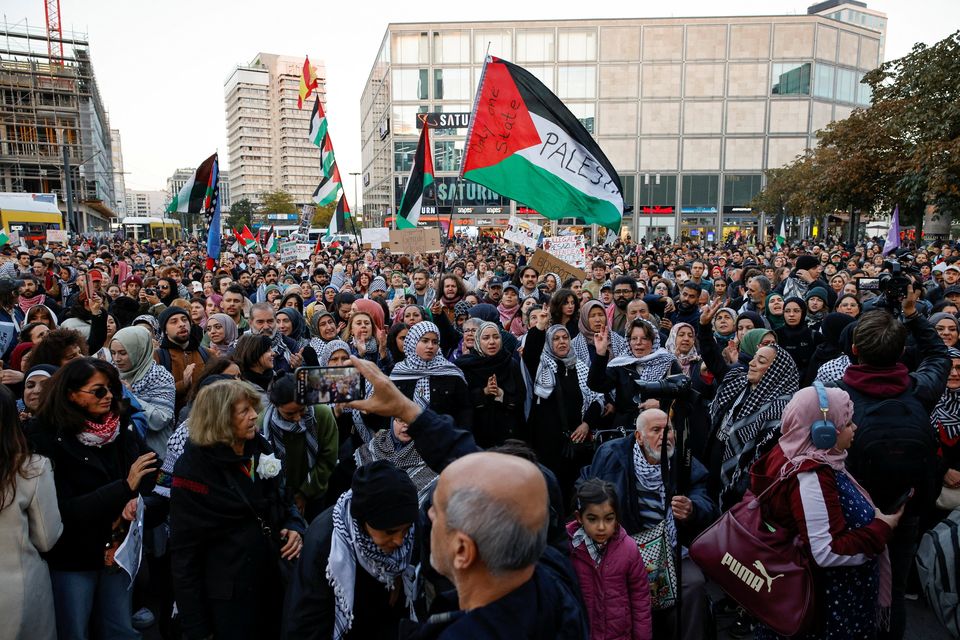 People protest in support of Palestinians in Gaza and to condemn the Israeli forces' interception of some of the vessels of the Global Sumud Flotilla aiming to reach Gaza and break Israel's naval blockade, in Berlin, Germany, October 2, 2025. REUTERS/Axel Schmidt