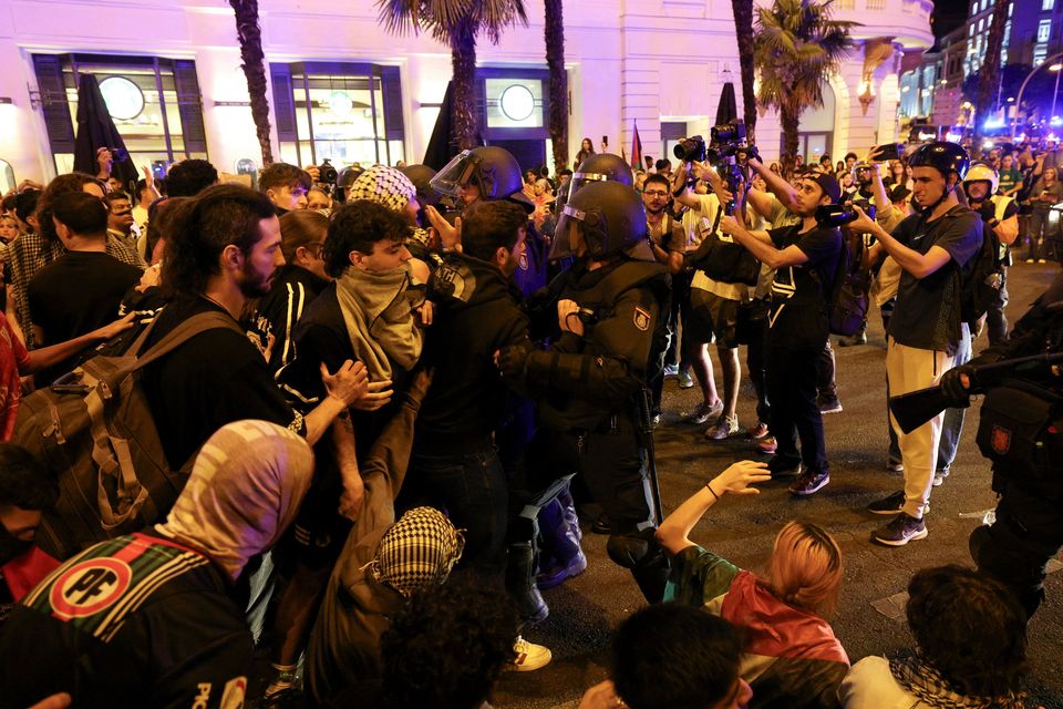 Demonstrators clash with police officers during a protest to condemn the Israeli forces' interception of some of the vessels of the Global Sumud Flotilla aiming to reach Gaza and break Israel's naval blockade, in Madrid, Spain, October 2, 2025. REUTERS/Juan Medina

