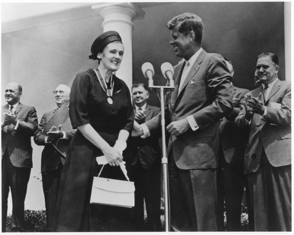 President John F. Kennedy awards Dr. Frances Oldham Kelsey the nation’s highest civilian honor at The White House.