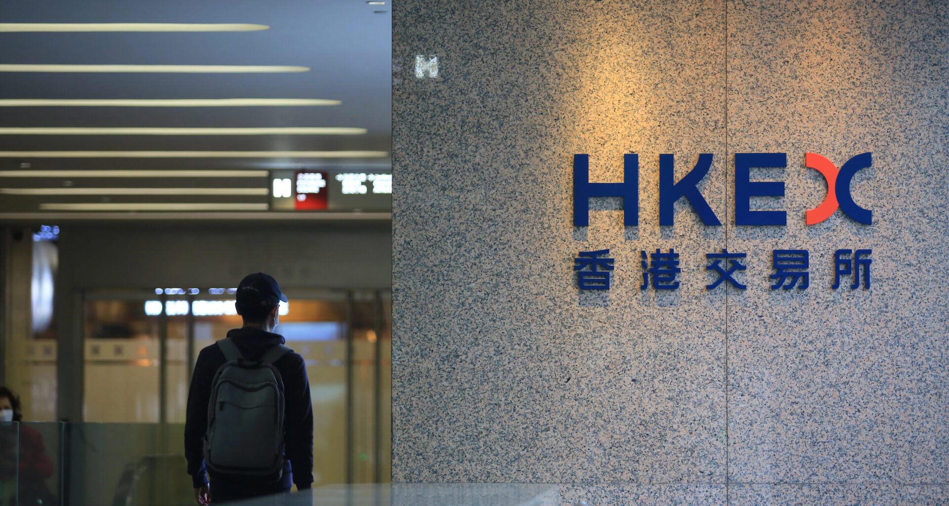 Hong Kong Shares Slump As Tech Weakness Weighs On Market