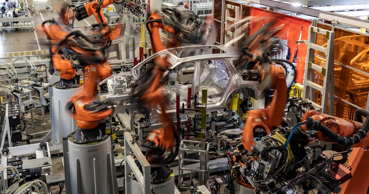 China manufacturing sector contracts once again – The Irish Times