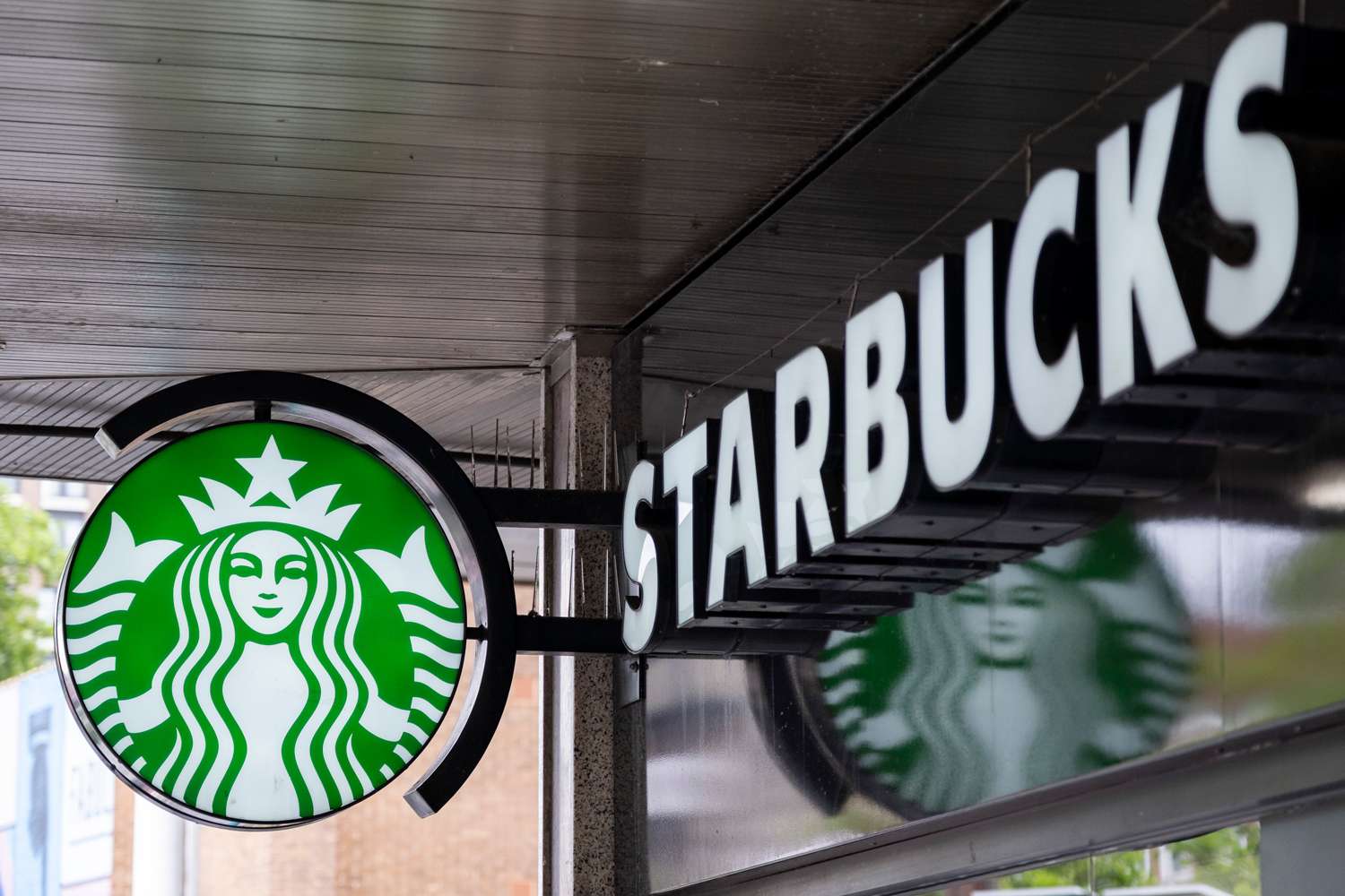 Starbucks Confirms That Baristas Will Start Using AI to Help with Orders