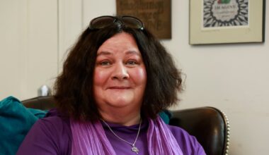 Woman living with MS says her rescue cat helps her stay positive – The Irish Times