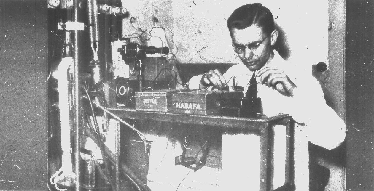 Herwig Schopper working at the polarized proton source in Hamburg.