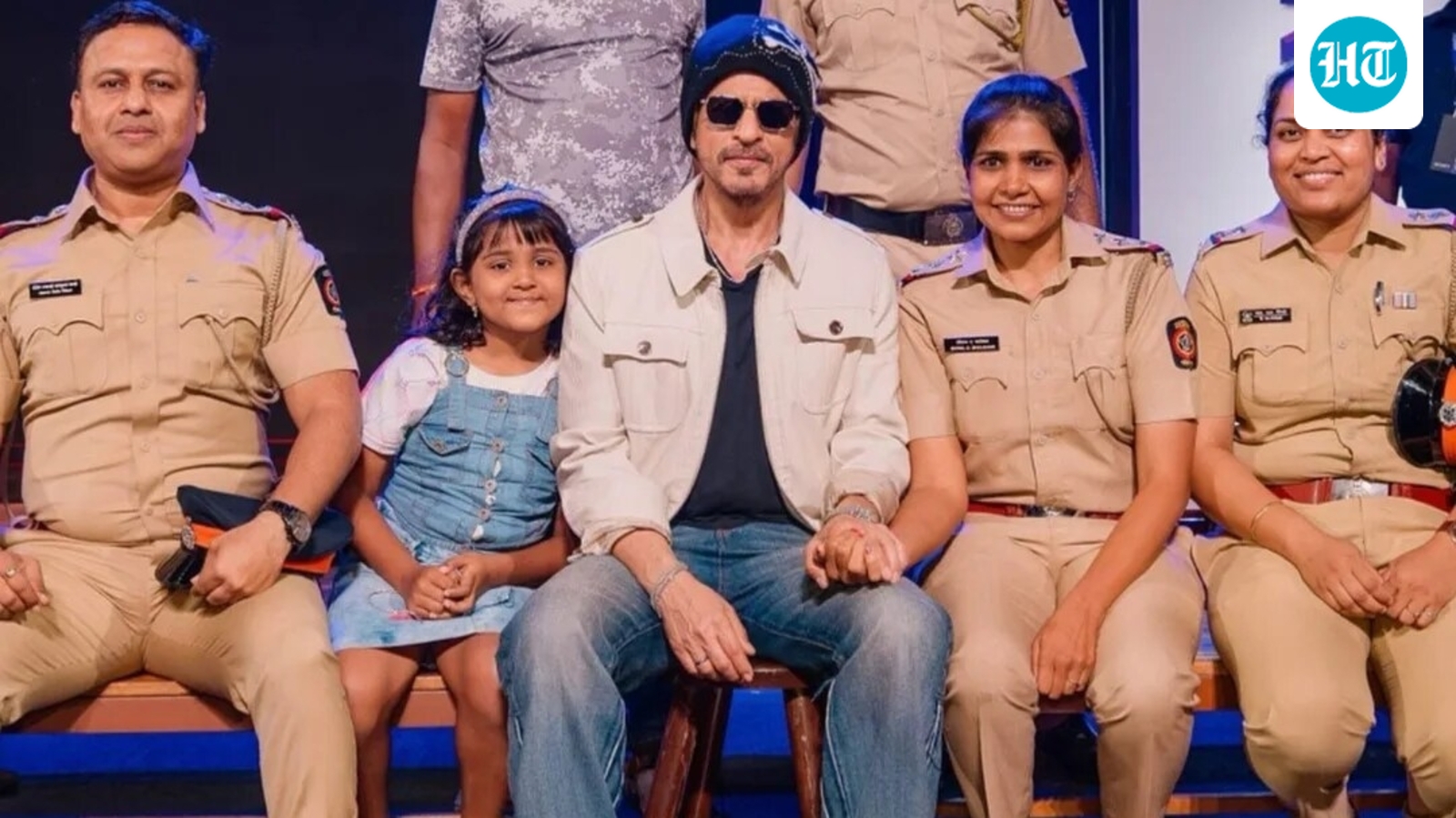 Fans can’t stop praising Shah Rukh Khan after his respectful gesture toward a woman police officer