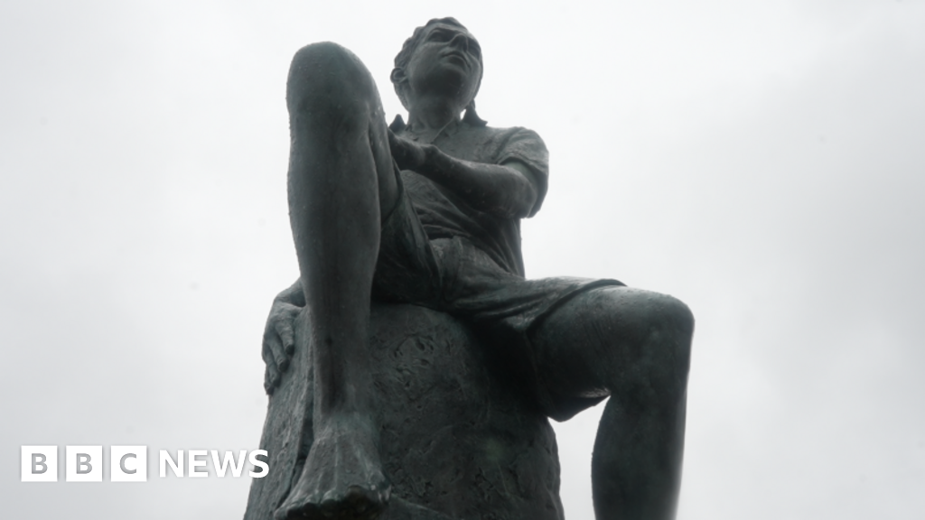 Statue of Benjamin Britten unveiled in Lowestoft