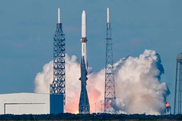 Blue Origin launches huge rocket carrying twin Nasa spacecraft to Mars